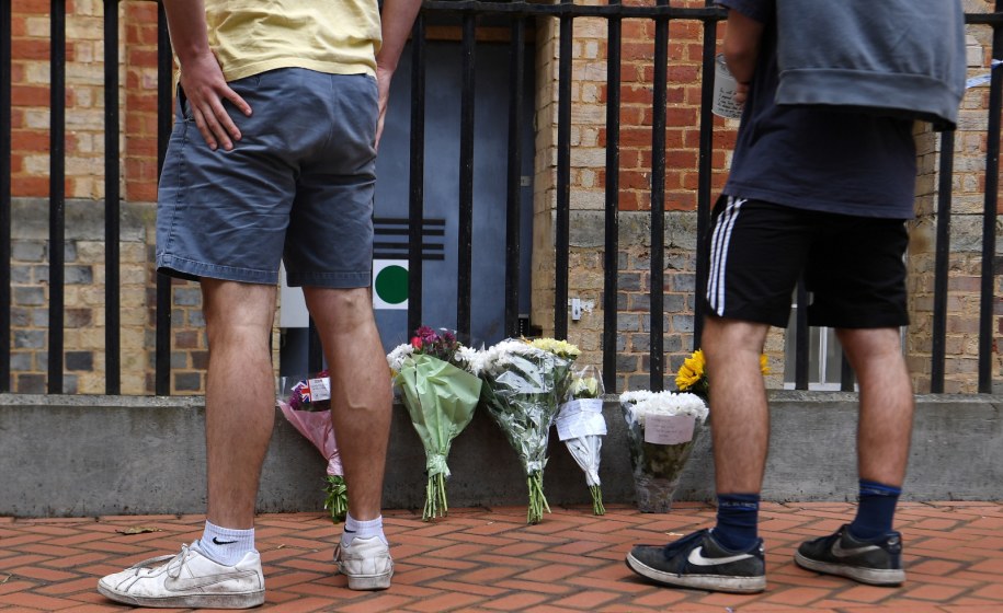 Kwiaty na miejscu ataku / 	ANDY RAIN    /PAP/EPA