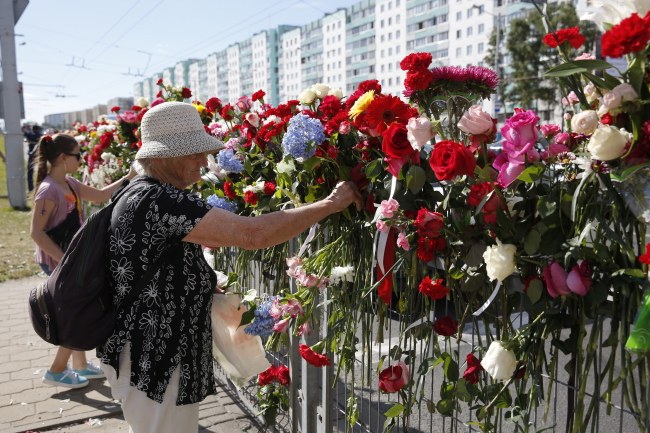 Kwiaty na miejscu, gdzie zginął jeden z protestujących /TATYANA ZENKOVICH  /PAP/EPA