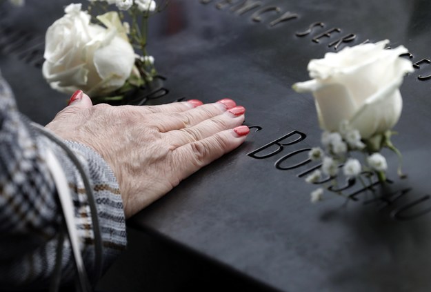Kwiaty na pomniku z nazwiskami ofiar zamachów /Peter Foley /PAP/EPA