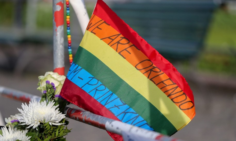 Kwiaty przed klubem, gdzie doszło do masakry /Kay Nietfeld  /PAP/EPA