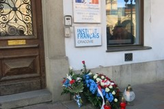 Kwiaty przed konsulatem generalnym Francji w Krakowie 