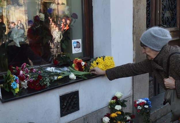 Kwiaty przed Konsuletem Republiki Francji w Krakowie /Jacek Bednarczyk /PAP