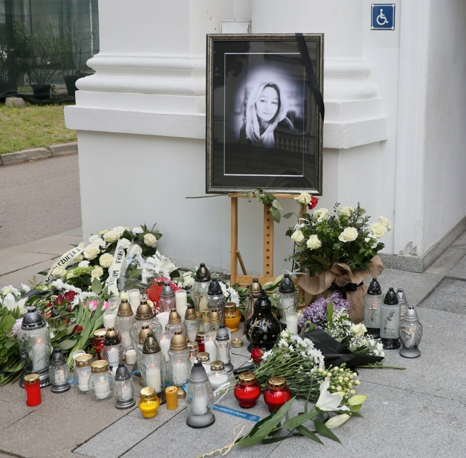 Kwiaty przed portretem zamordowanej pracownicy UW /	Wojciech Olkuśnik /East News