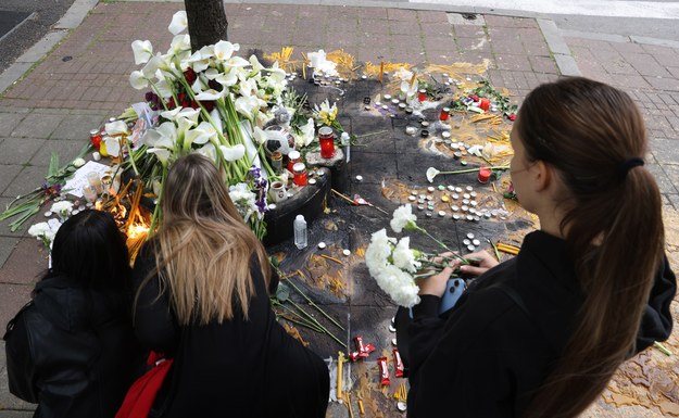 Kwiaty przed szkołą w Belgradzie, gdzie doszło do strzelaniny /EPA/ANDREJ CUKIC /PAP/EPA