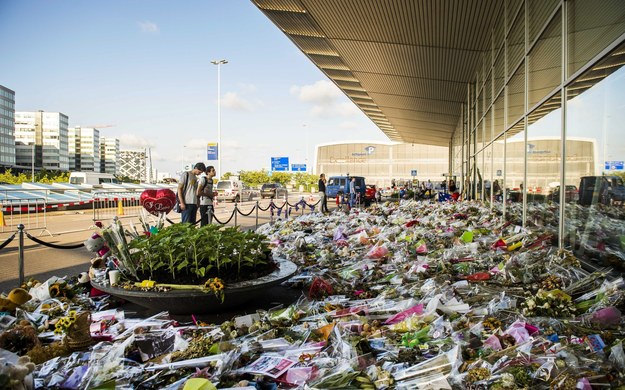 Kwiaty przed wejściem na lotnisko Schiphol /REMKO DE WAAL /PAP/EPA