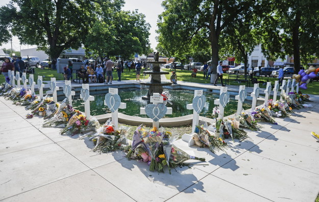 Kwiaty przy krzyżach upamiętniających ofiary strzelaniny w Uvalde /TANNEN MAURY  /PAP/EPA