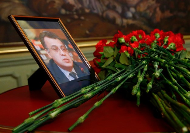 Kwiaty przy portrecie zamordowanego ambasadora /PAP/EPA/MAXIM SHEMETOV/POOL    /PAP/EPA