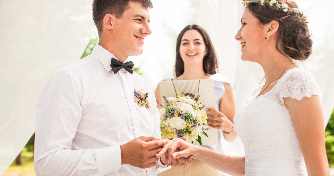 Kwiaty są nieodłącznym elementem prezentu ślubnego. /123RF/Picsel, 123RF/Picsel /Pixel