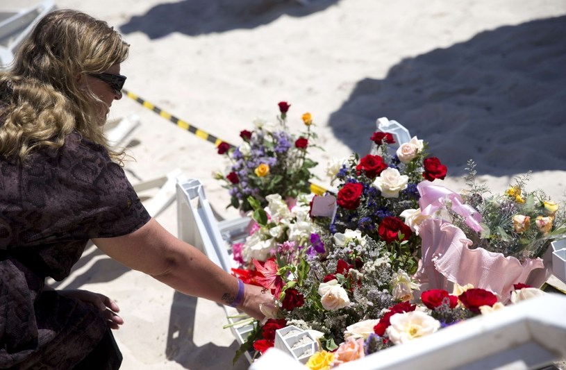 Kwiaty składane na plaży, gdzie doszło do zamachu /AFP
