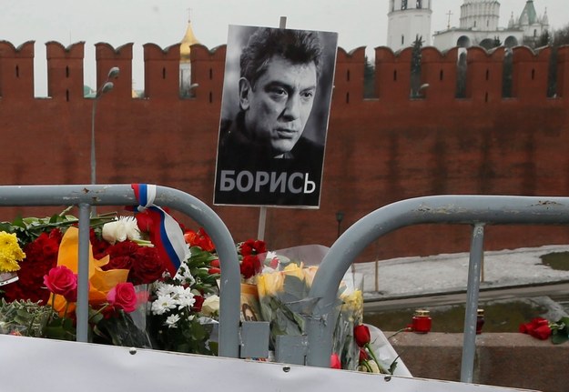 Kwiaty składane po śmierci Niemcowa /Sergei Ilnitsky /PAP/EPA