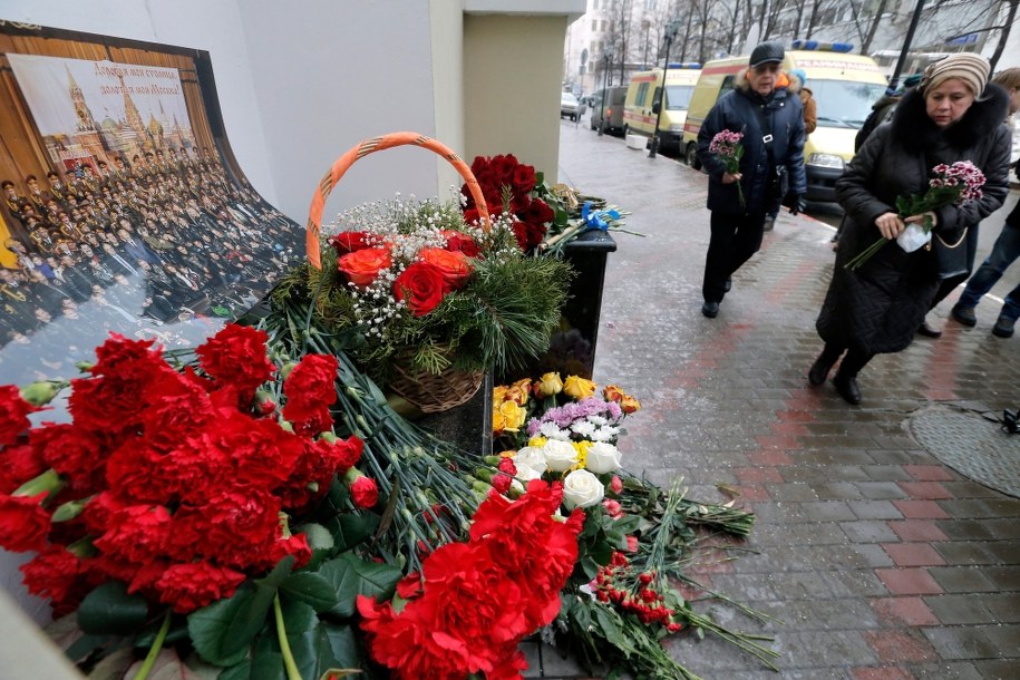 Kwiaty składane pod siedzibą Chóru Aleksandrowa w Moskwie /MAXIM SHIPENKOV    /PAP/EPA