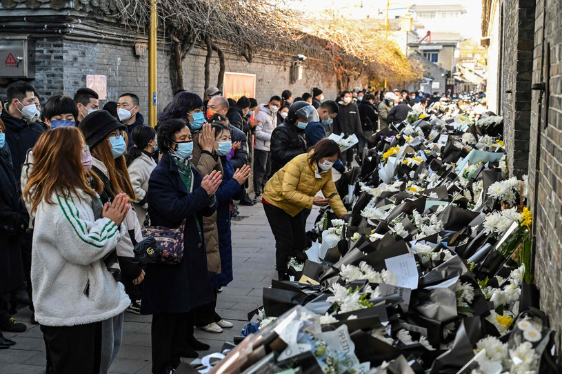 Kwiaty składane przed domem Jiang Zemina /HECTOR RETAMAL/AFP /East News