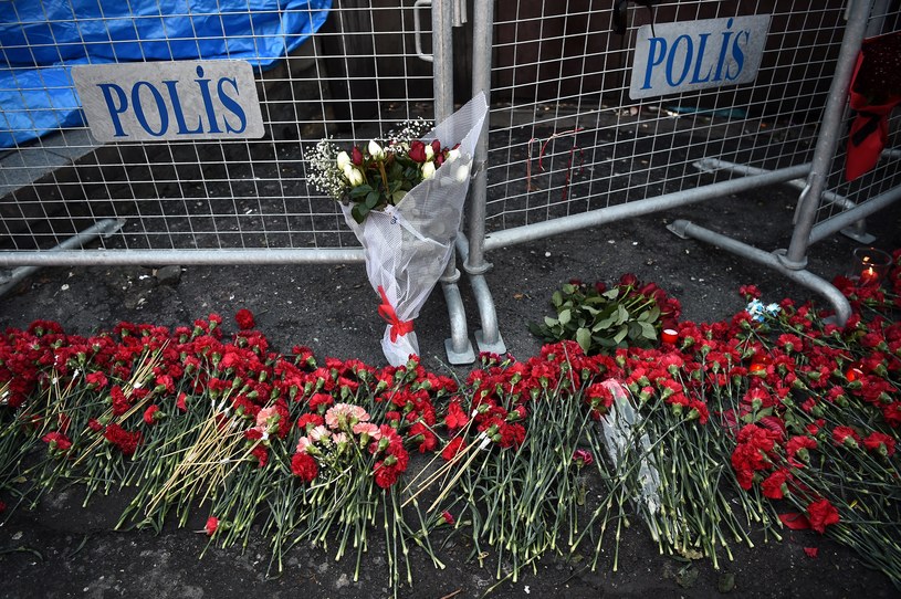 Kwiaty składane przez ludzi przed wejściem do klubu, w którym w ubiegłym roku doszło do ataku; Zdj. ilustracyjne /OZAN KOSE /AFP