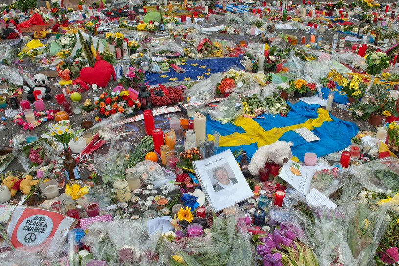 Kwiaty składane w hołdzie ofiarom zamachów w Brukseli /Marta Darowska/REPORTER /East News