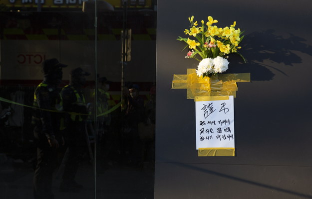 Kwiaty w miejscu tragedii w Seulu /JEON HEON-KYUN /PAP/EPA