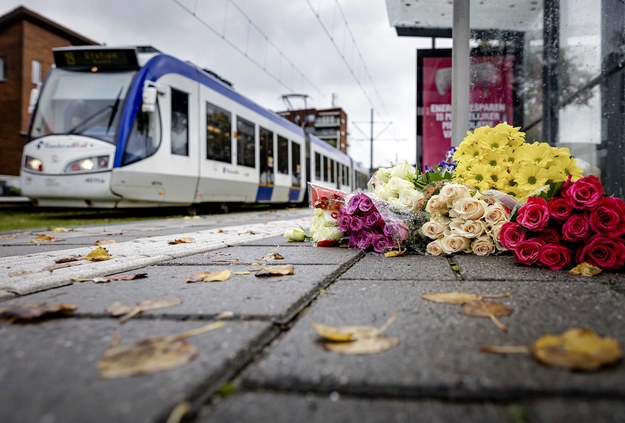 Kwiaty w miejscu tragedii /ROBIN VAN LONKHUIJSEN /PAP/EPA