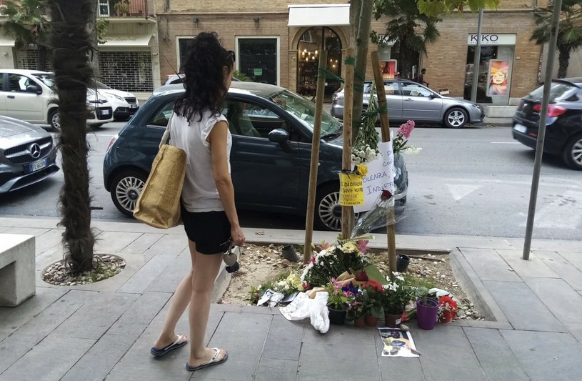 Kwiaty w miejscu, w którym doszło do śmiertelnego pobicia imigranta Alika Ogorchukwu /AP/Associated Press /East News