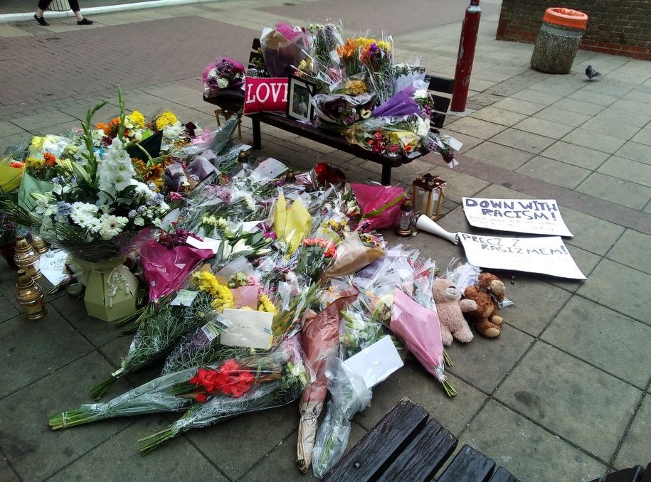 Kwiaty w miejscu zabójstwa Polaka w Harlow /Bogdan Frymorgen /Archiwum RMF FM
