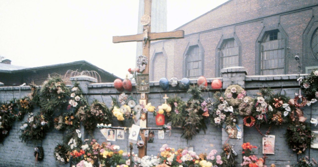 Kwiaty w pierwszą rocznicę tragedii (1982 r.) /W. Laski /East News