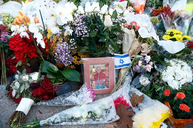 Kwiaty złożone w hołdzie ofiarom strzelaniny /Jared Wickerham /PAP/EPA