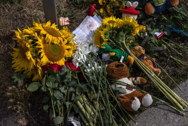Kwiaty złożone w miejscu po rosyjskim ataku rakietowym w centrum Winnicy na Ukrainie /PAP/EPA/ROMAN PILIPEY /PAP