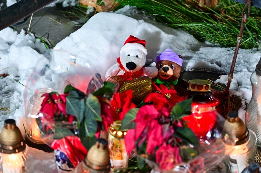 Kwiaty, znicze i maskotki na miejscu znalezienia 14-letniej Natalii z Andrychowa /Art Service /PAP