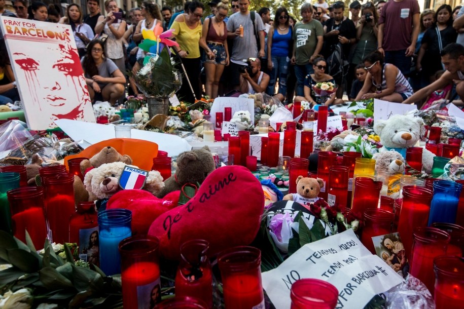 Kwiaty, znicze i maskotki złożone na miejscu ataku w Barcelonie /QUIQUE GARCIA /PAP/EPA