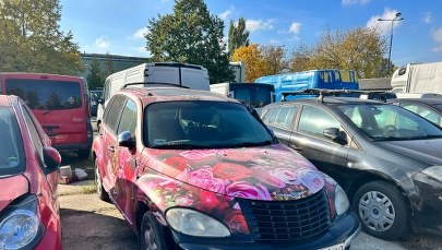 Kwiecisty chrysler, audi, bmw, czy oryginalny foodtruck. Wraki znów idą pod młotek