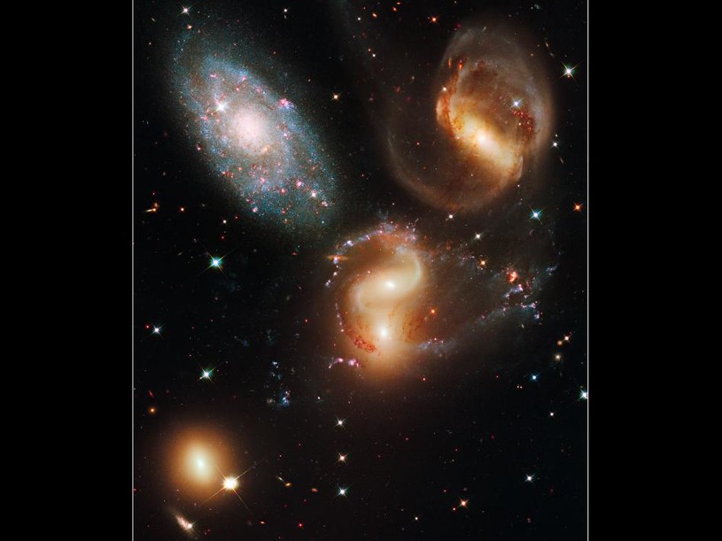 Kwintet Stephana na zdjęciu wykonanym przez Kosmiczny Teleskop Hubble'a. /NASA, ESA, and the Hubble SM4 ERO Team /NASA