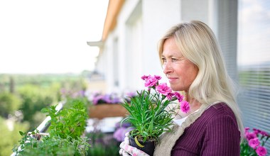 Kwitnący balkon przez cały rok. Sekrety ogrodników, które naprawdę działają