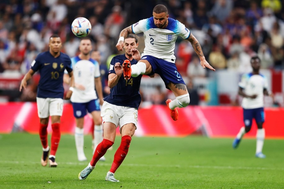 Kyle Walker i Adrien Rabiot  w trakcie meczu Anglia - Francja /ROLEX DELA PENA    /PAP/EPA