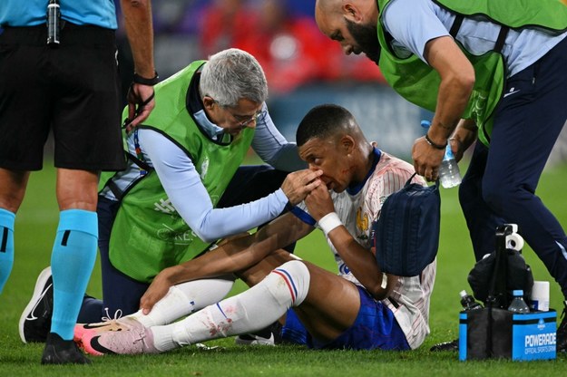 Kylian Mbappe doznał kontuzji po zderzeniu z rywalem /OZAN KOSE /AFP/EAST NEWS