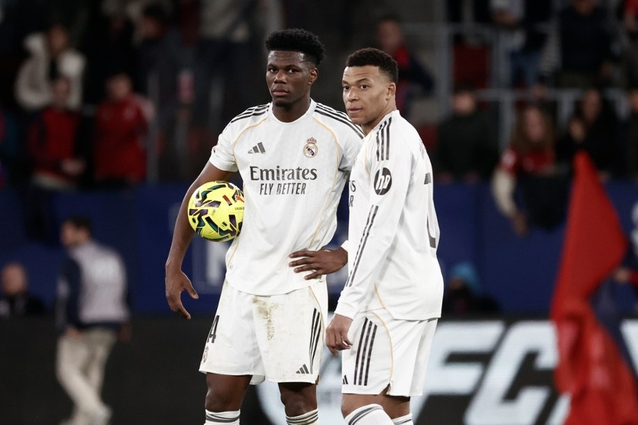 Kylian Mbappe i Aurelien Tchouameni nie mogą uwierzyć w porażkę z Osasuną. /PAP/EPA/Jesús Diges /PAP/EPA