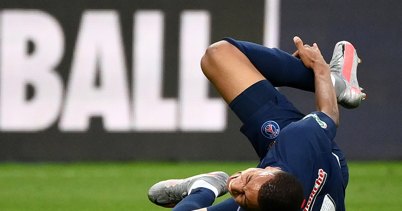 Kylian Mbappe jest najnowszą ofiarą klątwy okładki - zaledwie kilka dni po ogłoszeniu prezentacji nabawił się fatalnej kontuzji /AFP