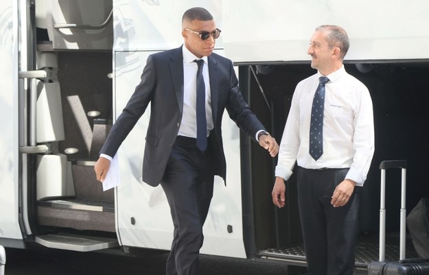 Kylian Mbappe po wyjściu z autokaru przed hotelem Radisson Collection /Wojciech Olkuśnik /East News