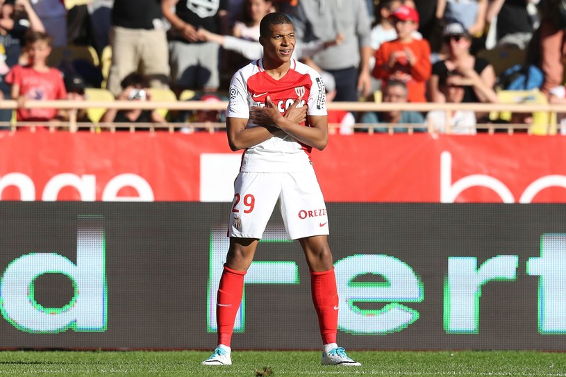 Kylian Mbappe pozostaje piłkarzem AS Monaco. Nie wiadomo, jak długo... /AFP