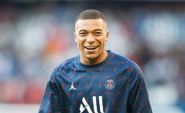 Kylian Mbappe przedłużył kontrakt z PSG. Fala kontrowersji