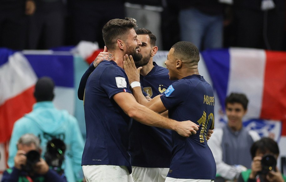 Kylian Mbappe (z prawej), Olivier Giroud (z lewej) /RONALD WITTEK /PAP/EPA
