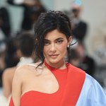 Kylie Jenner eksponuje brzuch w półprzezroczystym komplecie. Co za figura