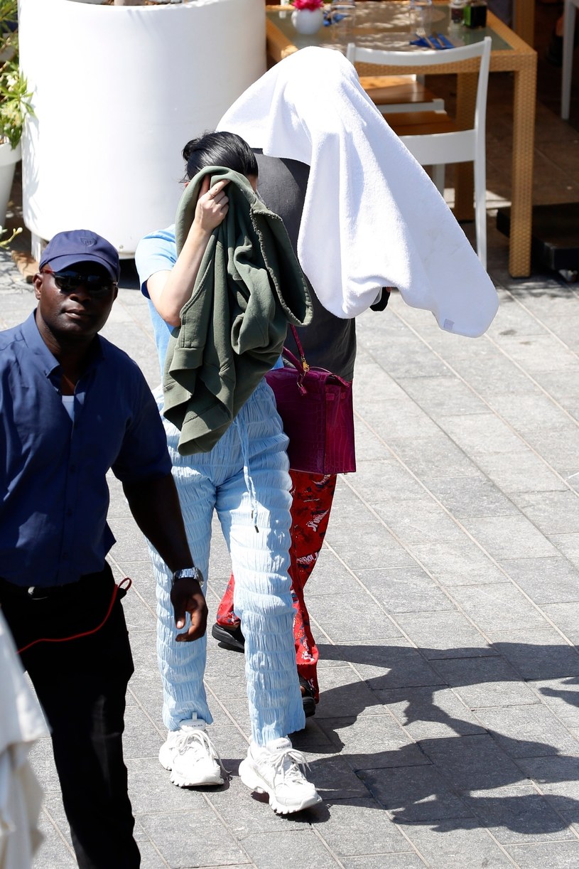 Kylie Jenner i Travis Scott próbują ukryć się przed fotoreporterami /Agencja FORUM