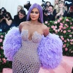 Kylie Jenner na wielkie wyjścia wybiera Versace. W tych sukniach wygląda jak milion dolarów	