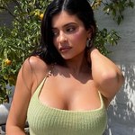 Kylie Jenner opala się w biustonoszu z nadrukiem w...piersi