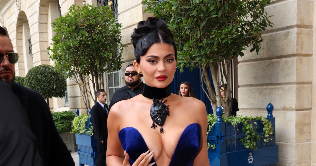 Kylie Jenner pokazuje dekolt w Paryżu /Pierre Suu/GC Images /Getty Images