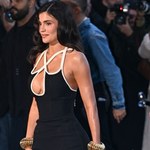 Kylie Jenner pokochała ten fason sukienki. Wygląda w nim obłędnie 