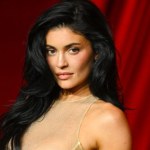 Kylie Jenner pozuje przy choince. Ubrała kusy żakiet z prowokującym dekoltem