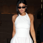 Kylie Jenner pozuje w obcisłym, białym kombinezonie. Fani oniemieli