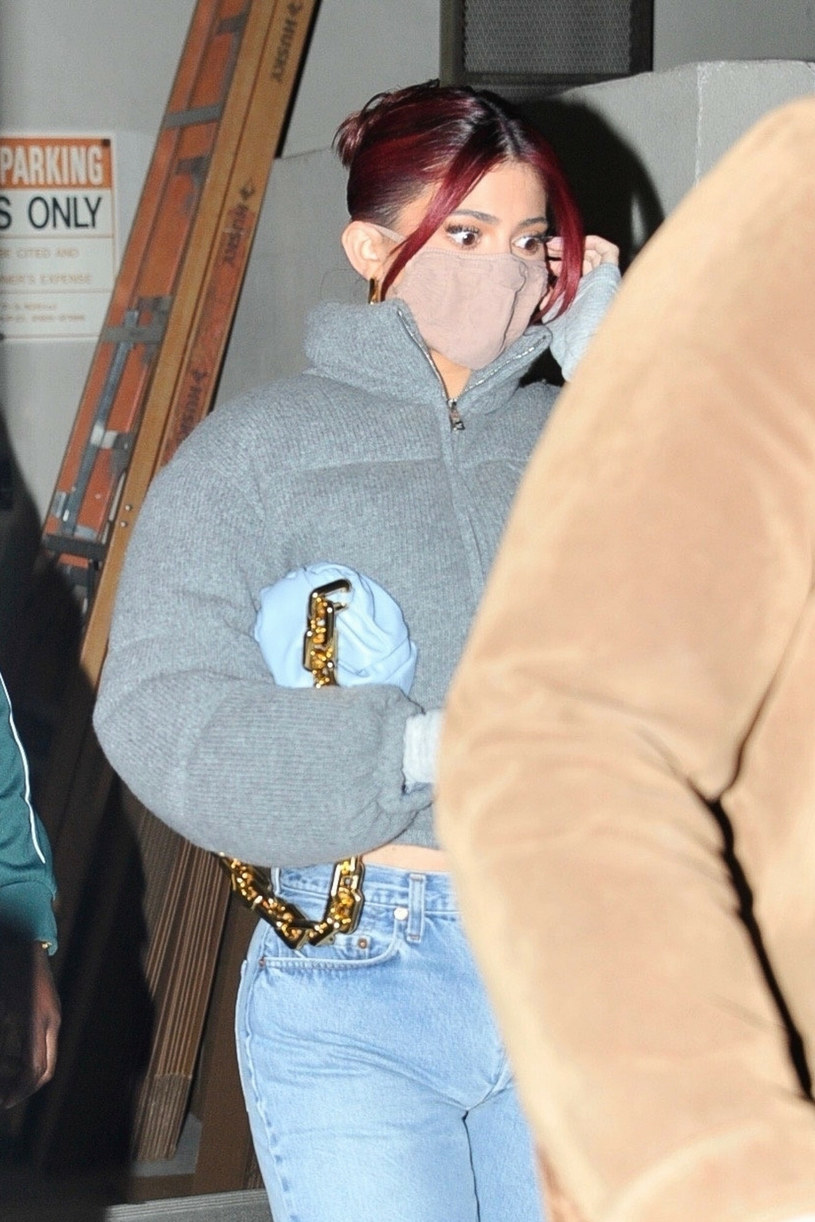 Kylie Jenner przestraszona opuszcza butik w asyście ochroniarza /FUFU/Backgrid /East News