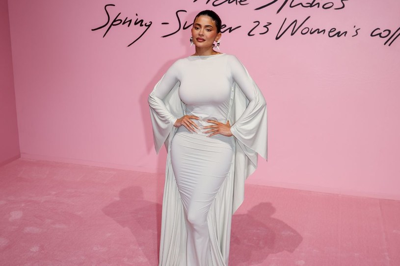 Kylie Jenner w pięknej kreacji zachwyciła fanów /Pierre Suu /Getty Images