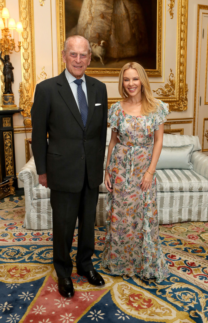 Kylie Minigue na spotkaniu w pałacu. Na zdj. z księciem Filipem /WPA Pool /Getty Images