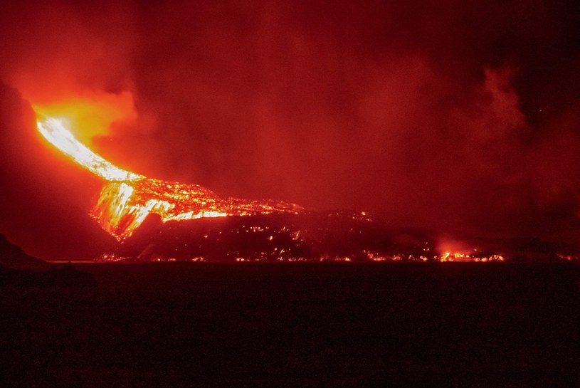La Palma. Wyspa się powiększa. Lawa dotarła do oceanu /AFP